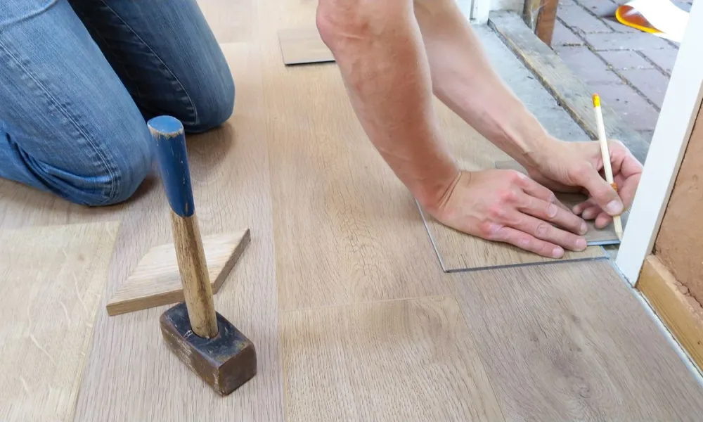 Fitting new laminate floor planks